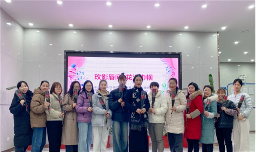 玫影唇間，花漾巾幗